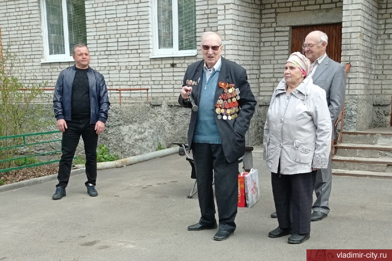 Артисты театра «Разгуляй» поздравляют ветеранов с Днем Победы